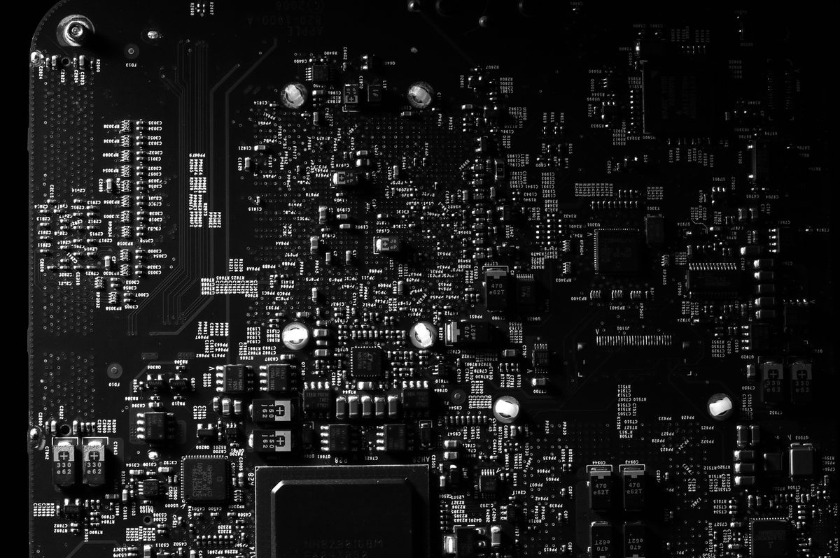 Scheda elettronica con processore e circuiti, simbolo della progettazione di chip