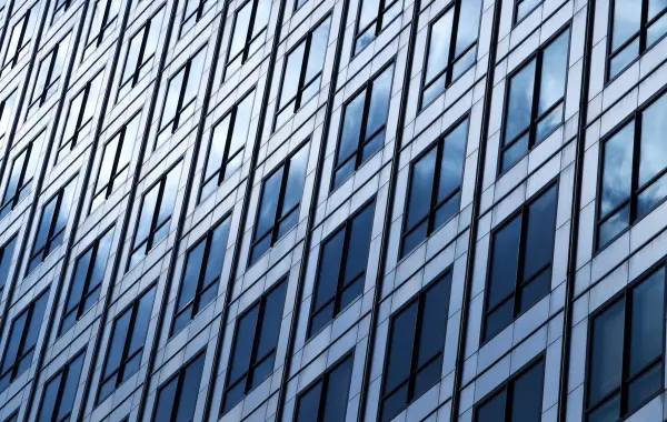 Edificio per uffici moderno con facciata in vetro, simbolo della partnership aziendale tra HCLTech e Anthropic