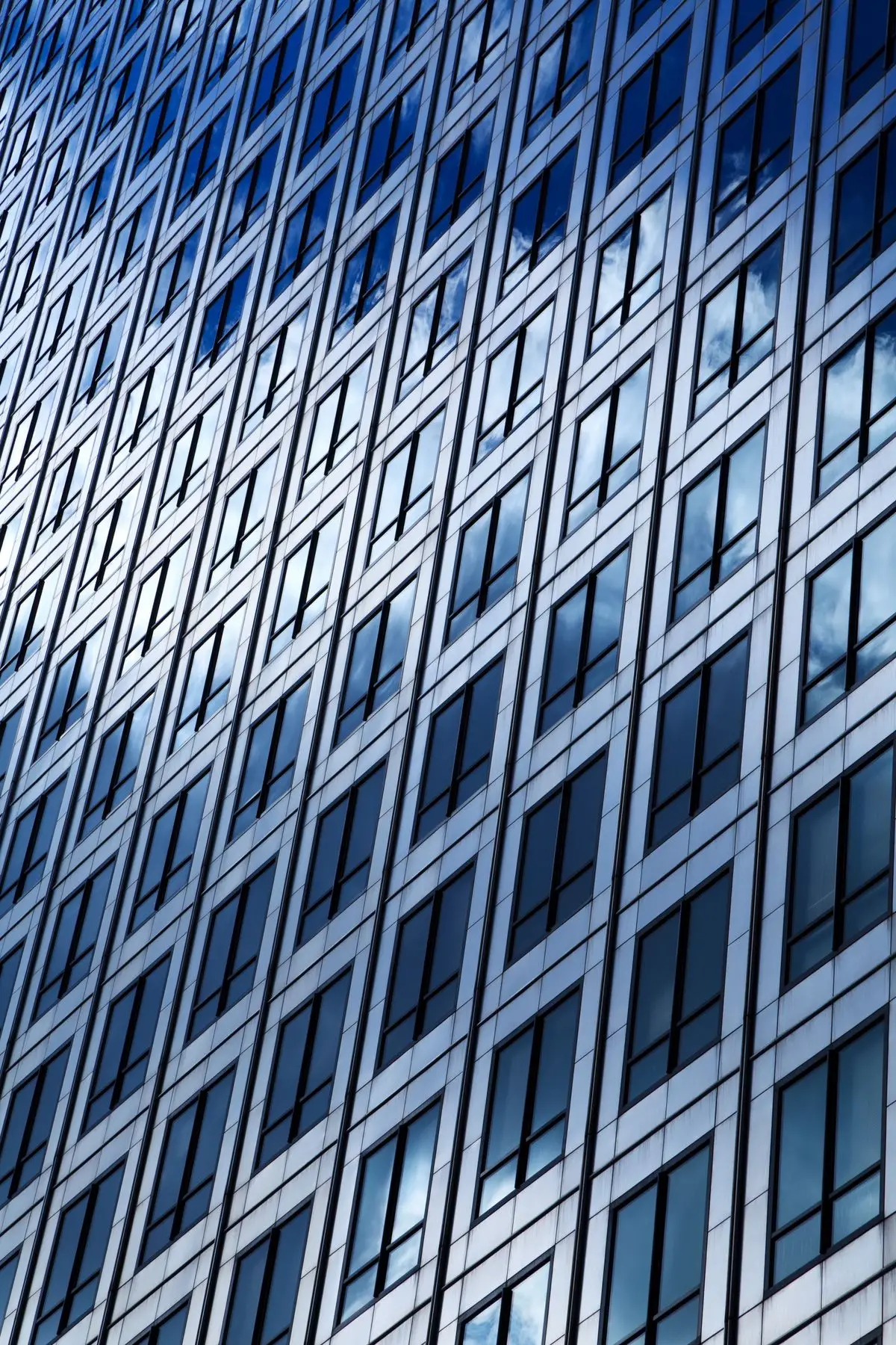 Edificio per uffici moderno con facciata in vetro, simbolo della partnership aziendale tra HCLTech e Anthropic