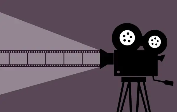 Sala cinematografica con proiettore e pellicola per video generati con intelligenza artificiale