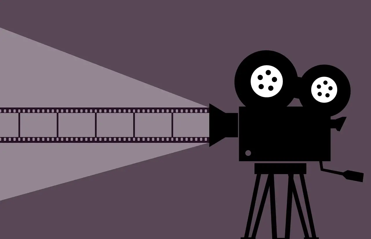Sala cinematografica con proiettore e pellicola per video generati con intelligenza artificiale