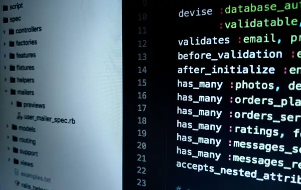 Laptop con codice sullo schermo, simbolo dei modelli open source condivisi su Hugging Face