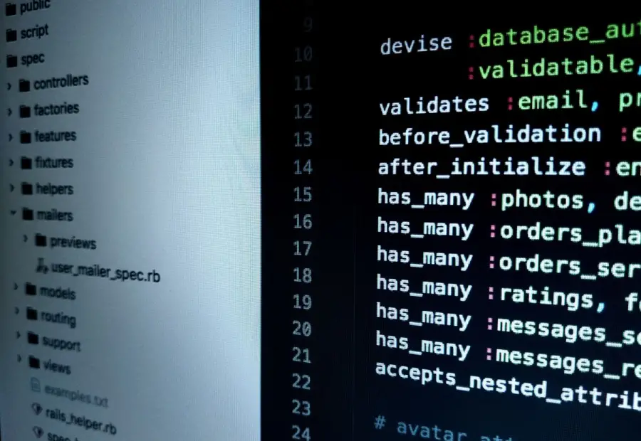 Laptop con codice sullo schermo, simbolo dei modelli open source condivisi su Hugging Face