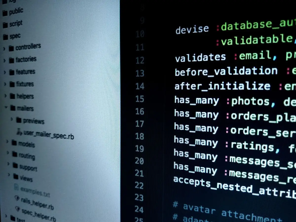 Laptop con codice sullo schermo, simbolo dei modelli open source condivisi su Hugging Face