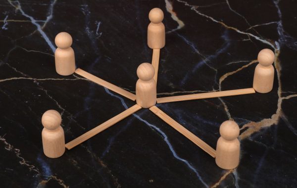 Connessioni di rete luminose che rappresentano i domini internet