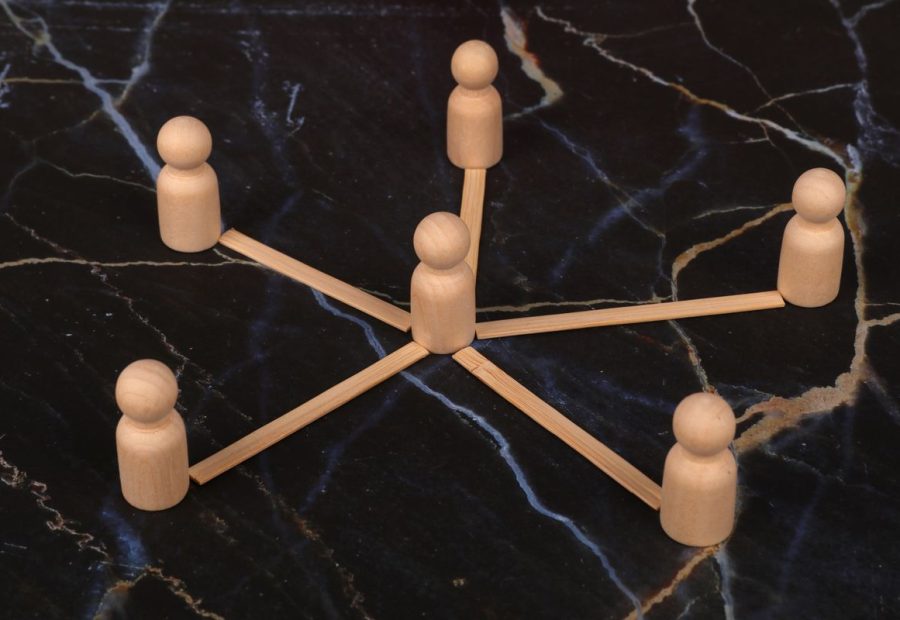 Connessioni di rete luminose che rappresentano i domini internet