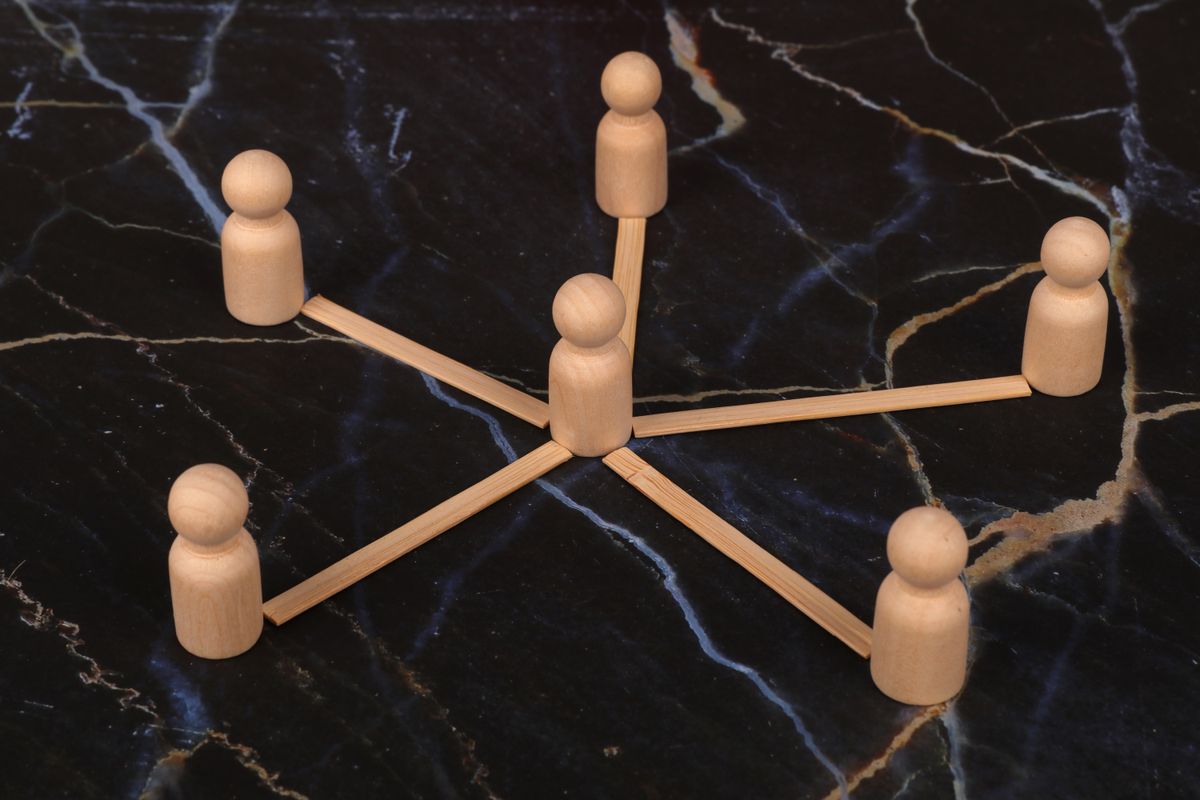 Connessioni di rete luminose che rappresentano i domini internet