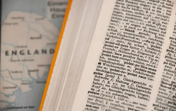 Dizionario aperto su una scrivania, simbolo dello studio delle lingue straniere con l'intelligenza artificiale