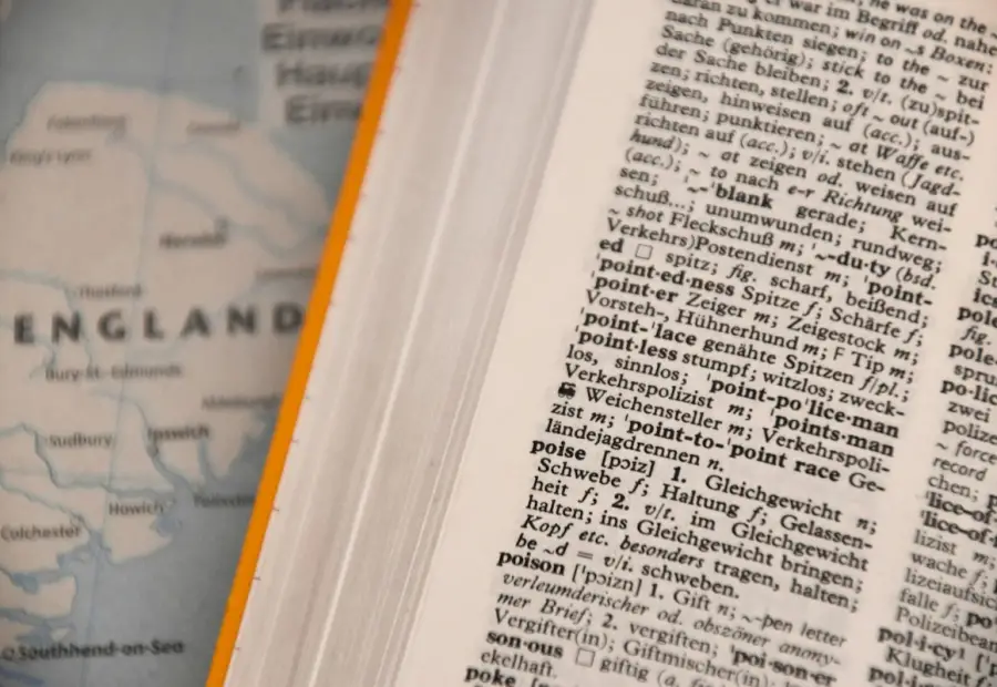 Dizionario aperto su una scrivania, simbolo dello studio delle lingue straniere con l'intelligenza artificiale