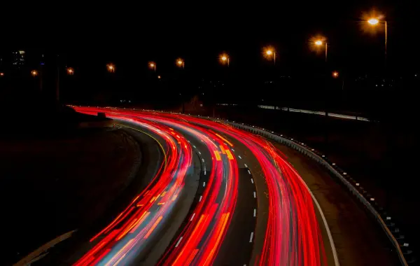 Scie luminose che rappresentano la velocità di generazione di un modello AI