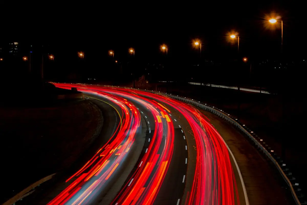 Scie luminose che rappresentano la velocità di generazione di un modello AI