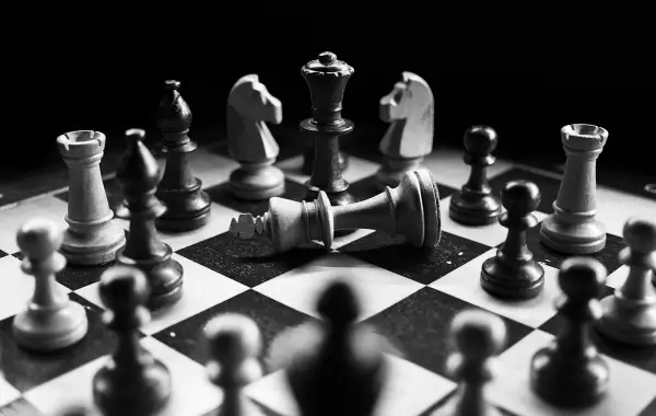 Scacchiera con pezzi in una partita strategica