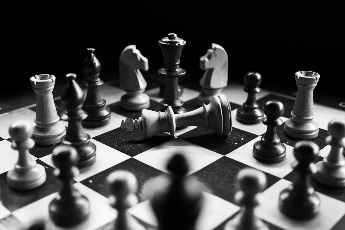 Scacchiera con pezzi in una partita strategica