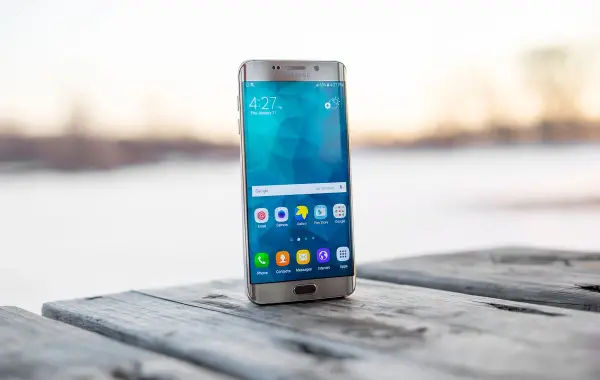 Persona che usa lo smartphone per pianificare un viaggio