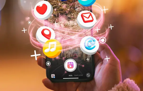 Smartphone in mano con app dei social media aperte