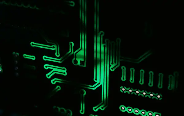 Circuito elettronico con luci, simbolo di un modello AI per decisioni rapide
