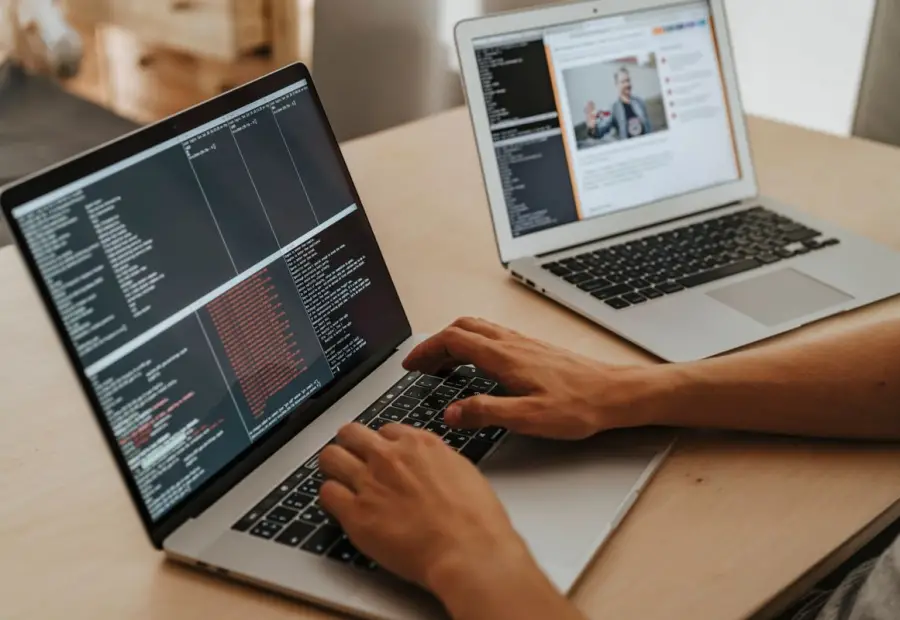 Laptop con grafici di analisi dei dati per imparare il machine learning su Kaggle
