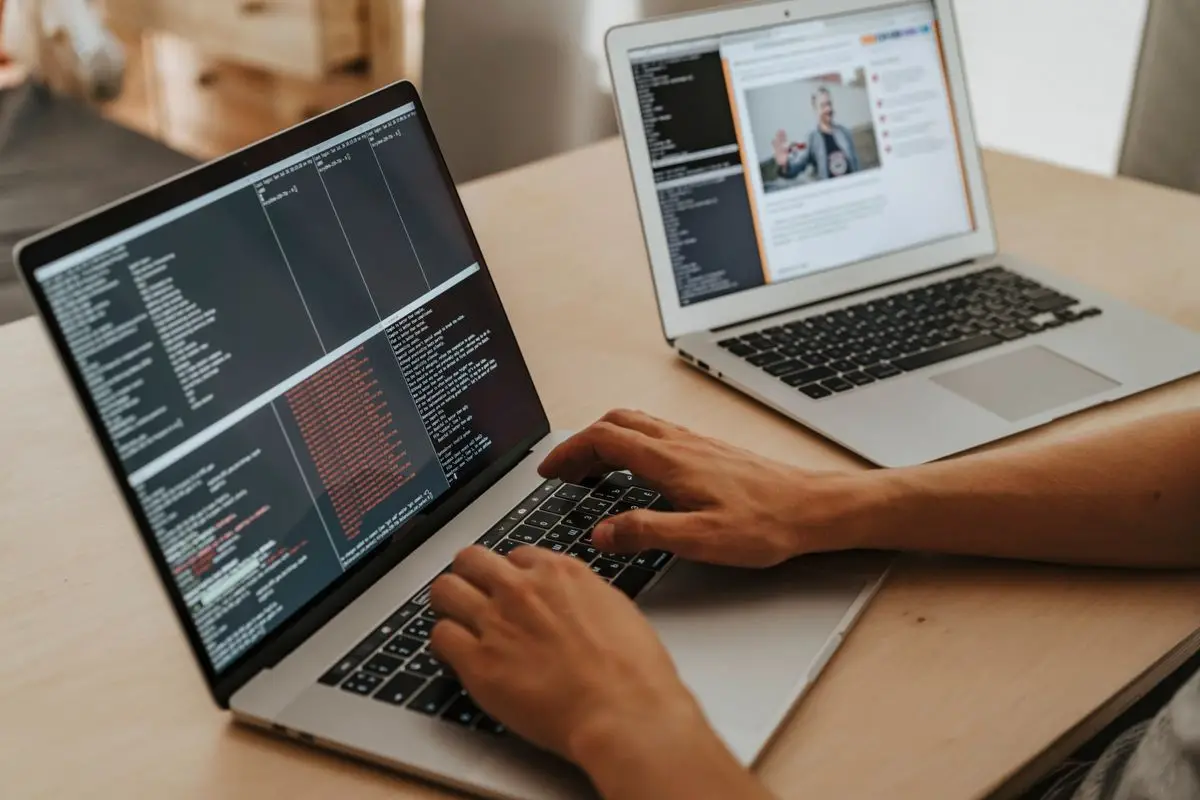 Laptop con grafici di analisi dei dati per imparare il machine learning su Kaggle