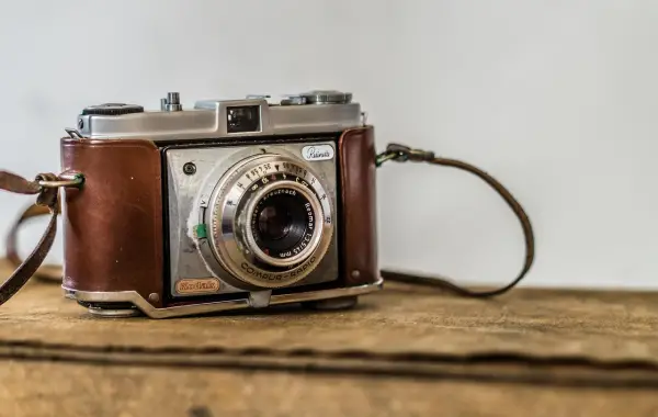 Fotocamera da ripresa su sfondo scuro, simbolo della generazione video con intelligenza artificiale