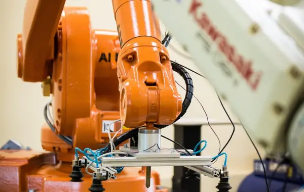 Braccio robotico industriale in un ambiente di lavoro