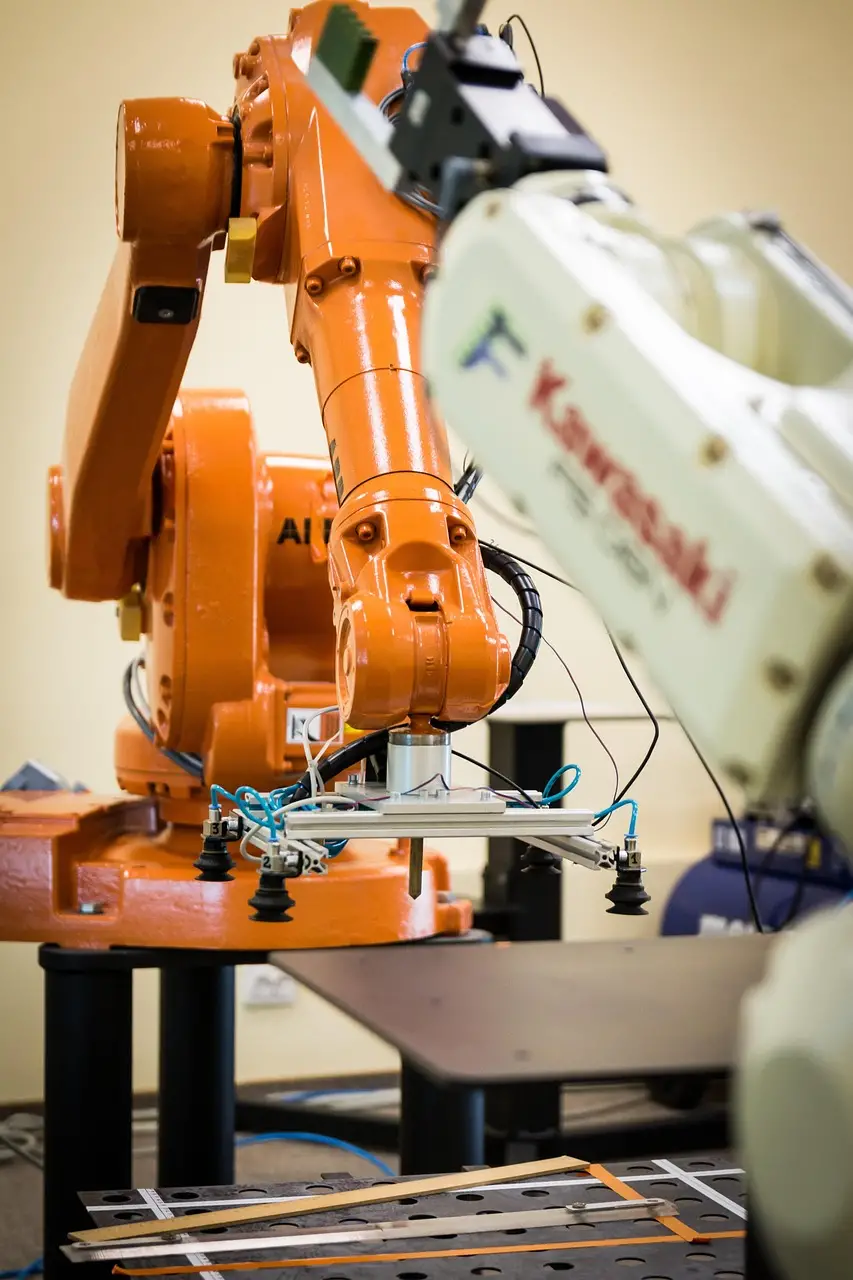 Braccio robotico industriale in un ambiente di lavoro
