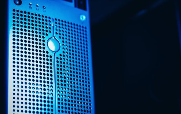 Rack di server blu in un data center per l'inferenza AI