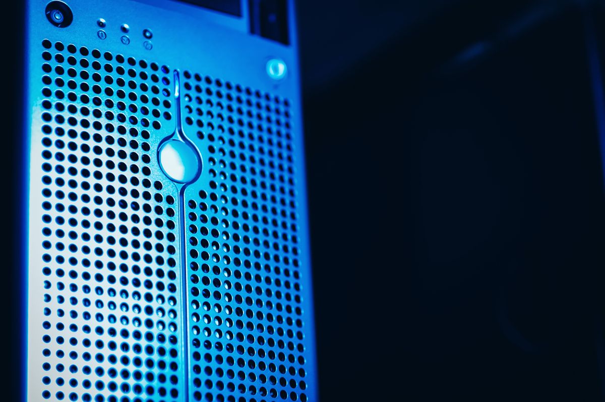 Rack di server blu in un data center per l'inferenza AI