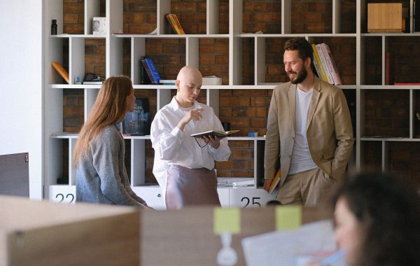 Team di lavoro in un ufficio startup attorno a una scrivania