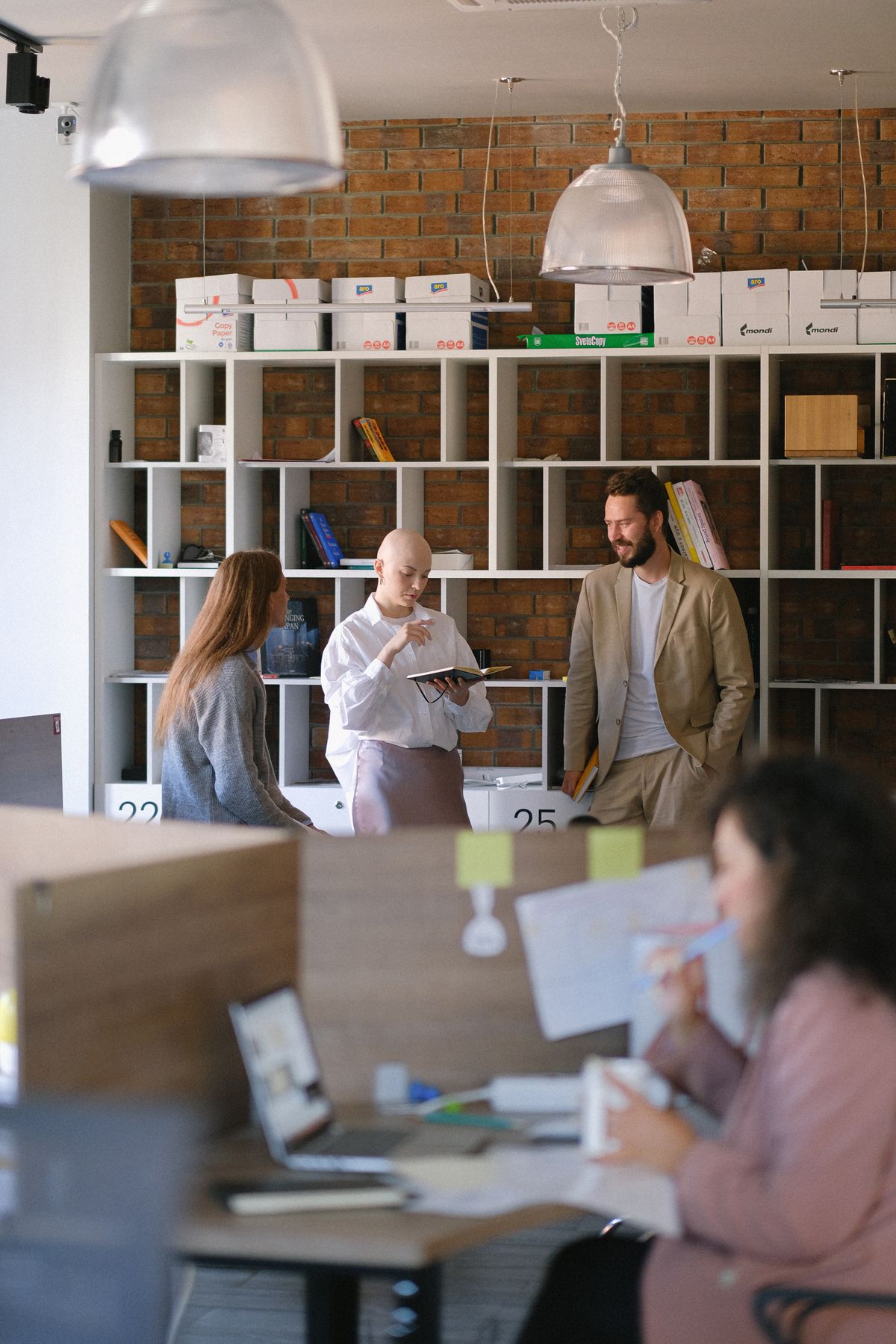 Team di lavoro in un ufficio startup attorno a una scrivania
