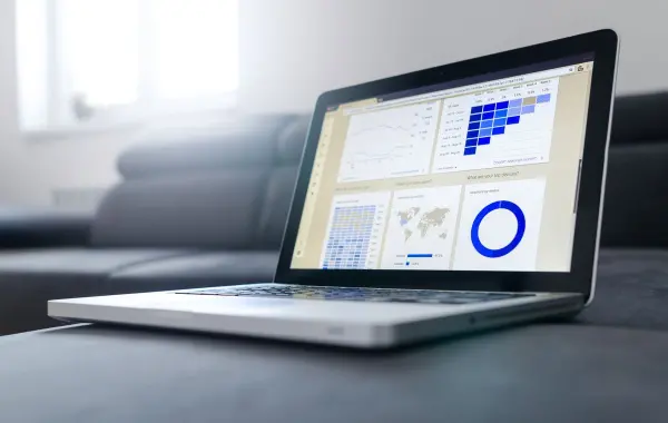 Grafici di analisi dati su uno schermo per valutare un modello di machine learning