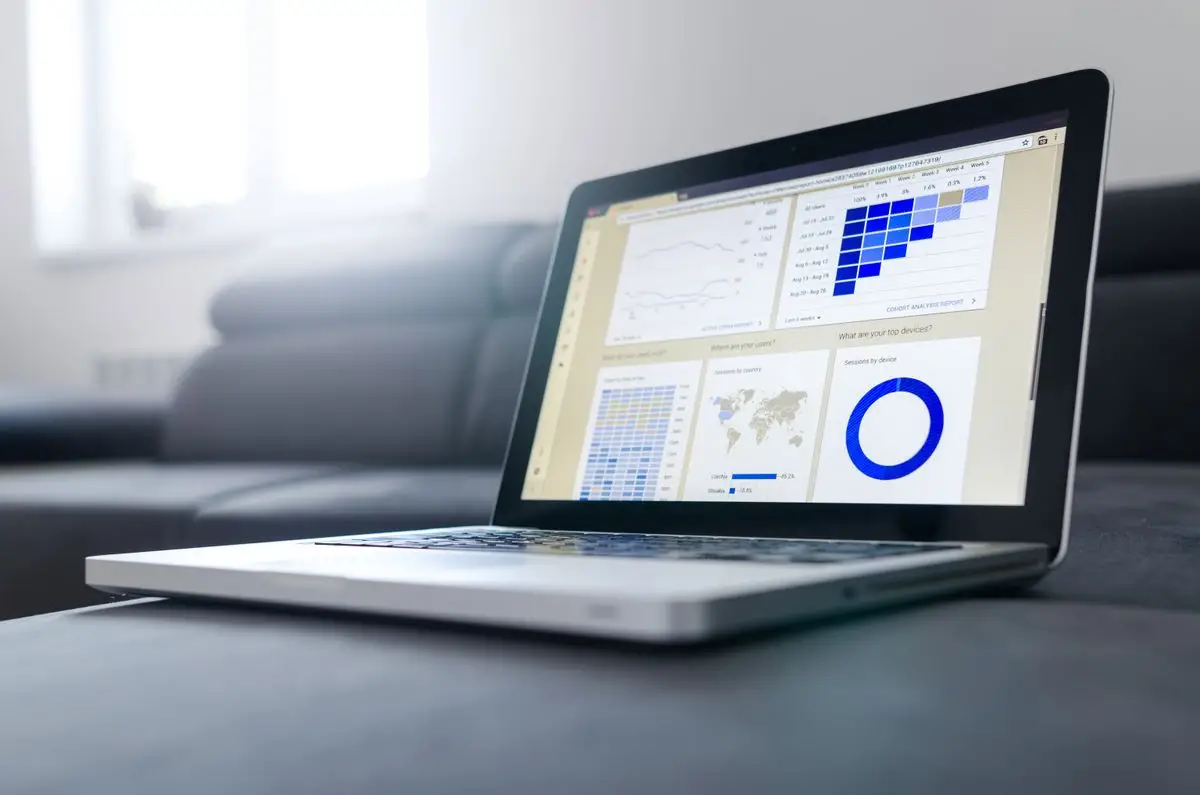 Grafici di analisi dati su uno schermo per valutare un modello di machine learning