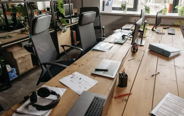 Scrivanie vuote in un ufficio open space moderno