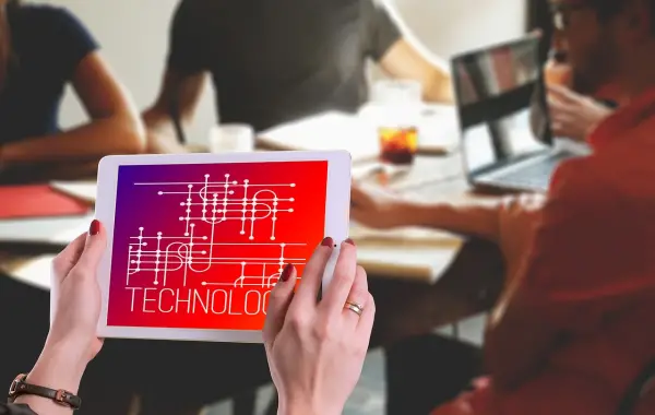 Postazione di lavoro digitale con schermi e tecnologia, simbolo degli agenti AI in azienda