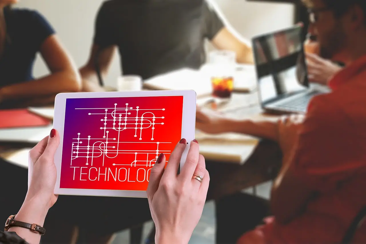 Postazione di lavoro digitale con schermi e tecnologia, simbolo degli agenti AI in azienda
