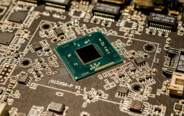 Chip a semiconduttore su circuito stampato, simbolo dell'hardware per l'intelligenza artificiale