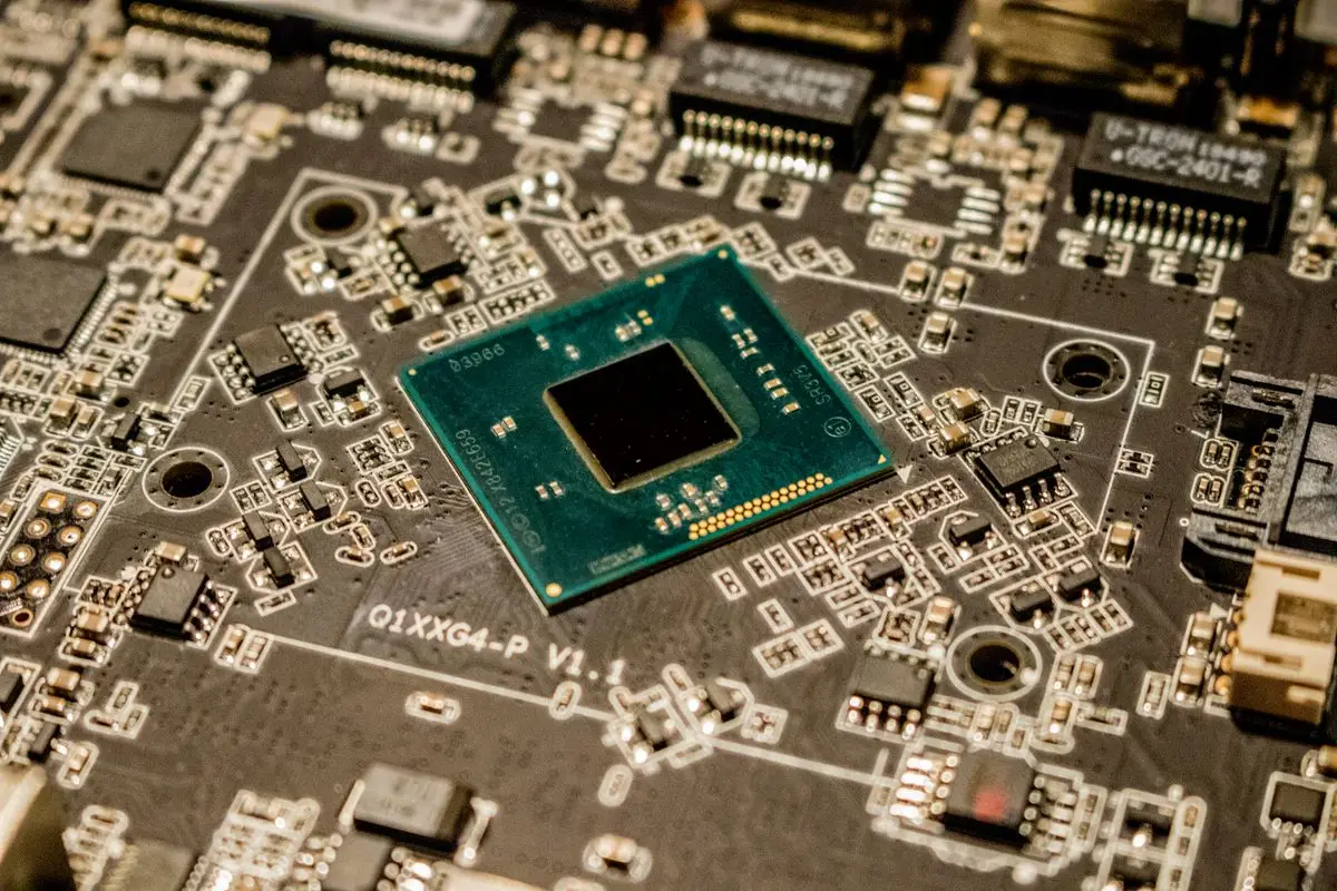 Chip a semiconduttore su circuito stampato, simbolo dell'hardware per l'intelligenza artificiale