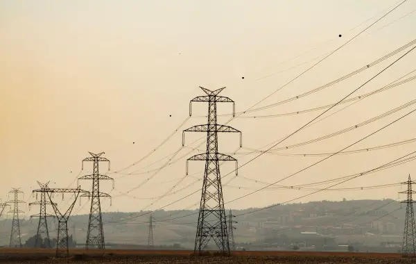 Tralicci e linee elettriche ad alta tensione al tramonto