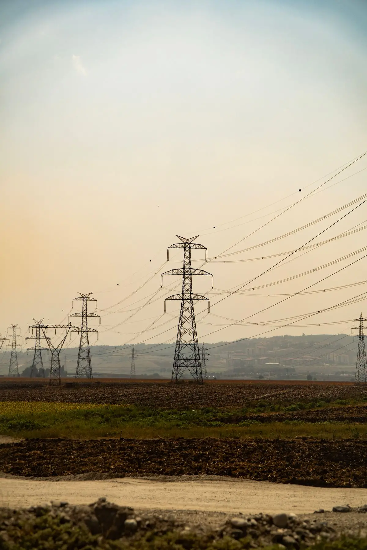 Tralicci e linee elettriche ad alta tensione al tramonto