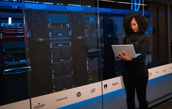 Sala server di un data center con rack illuminati