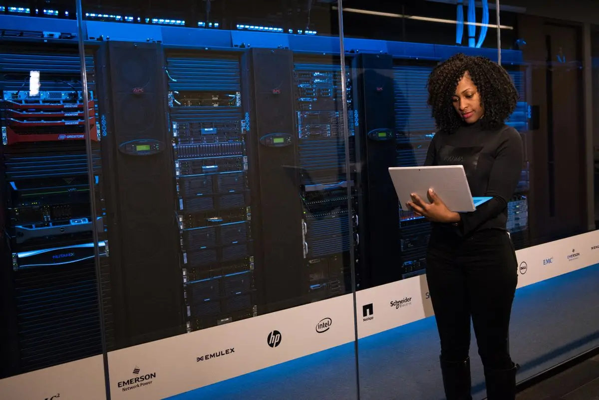 Sala server di un data center con rack illuminati