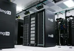 Corridoio di un data center con rack di server illuminati