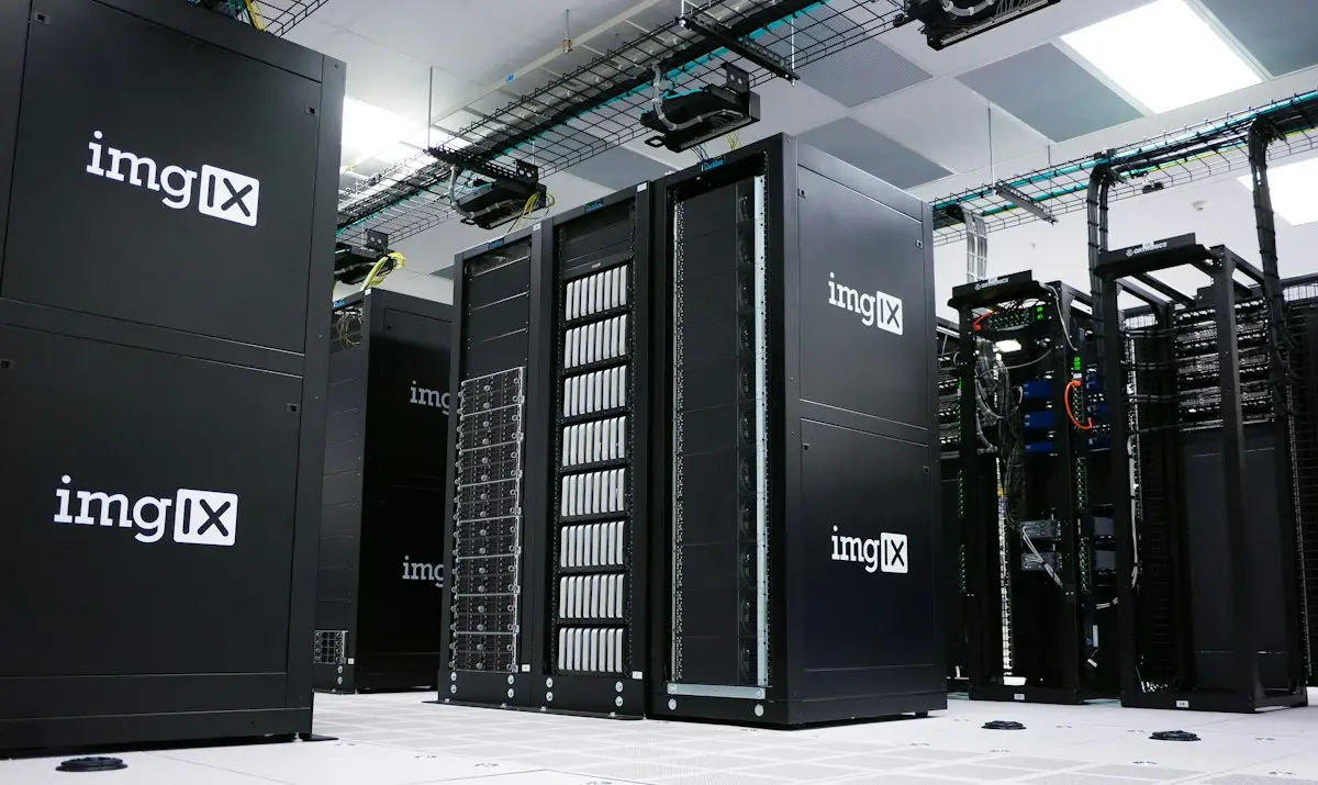 Corridoio di un data center con rack di server illuminati