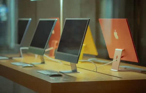 Postazione di lavoro con computer desktop per eseguire modelli AI in locale