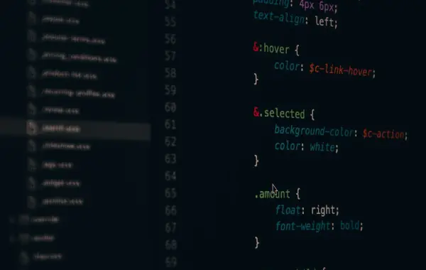 Schermo con codice informatico in un ambiente di sicurezza informatica