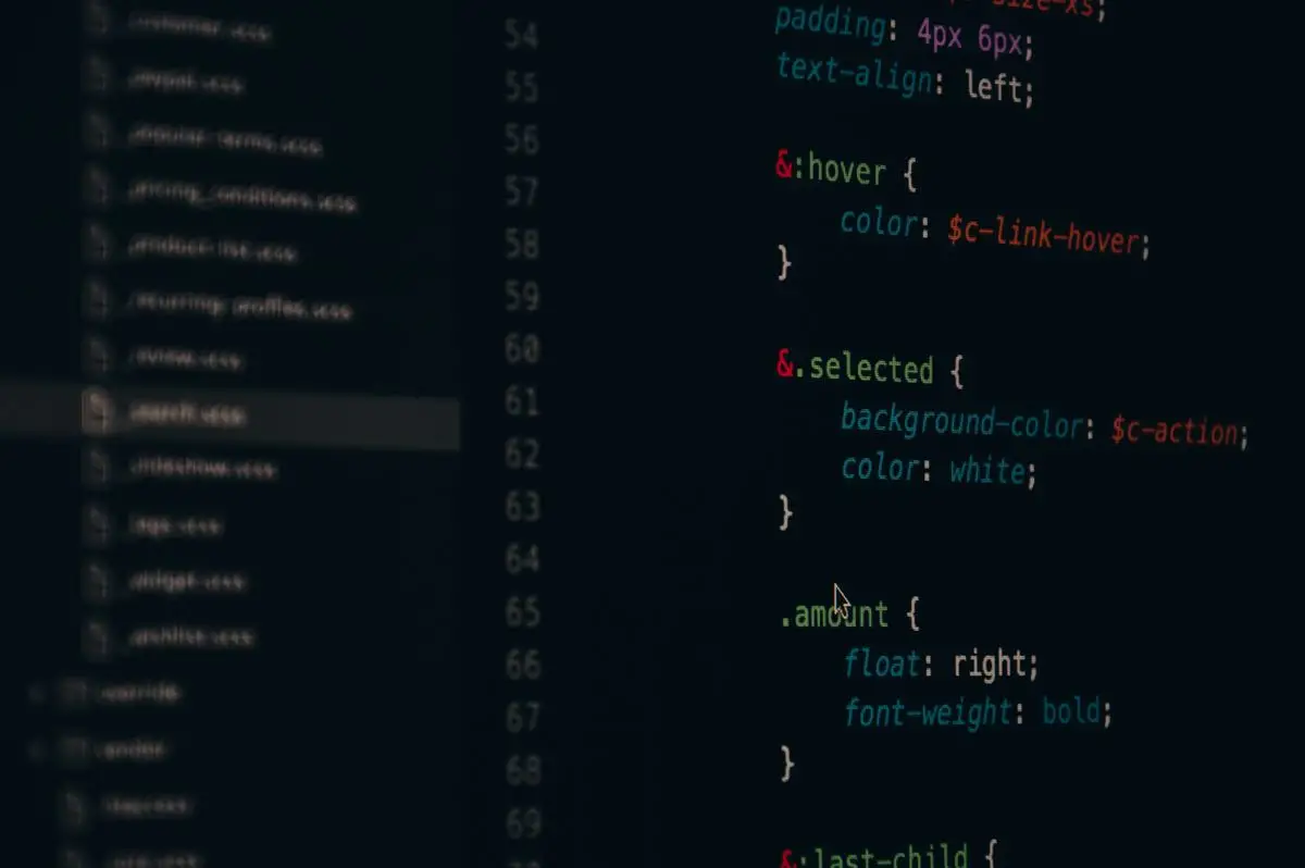 Schermo con codice informatico in un ambiente di sicurezza informatica