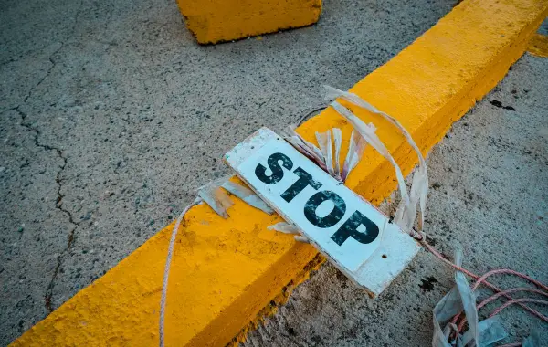 Cartello di stop, simbolo del freno di emergenza per l’intelligenza artificiale
