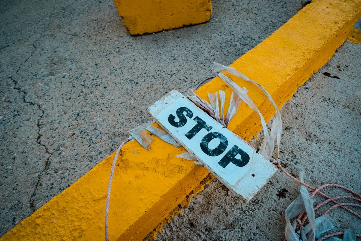 Cartello di stop, simbolo del freno di emergenza per l’intelligenza artificiale