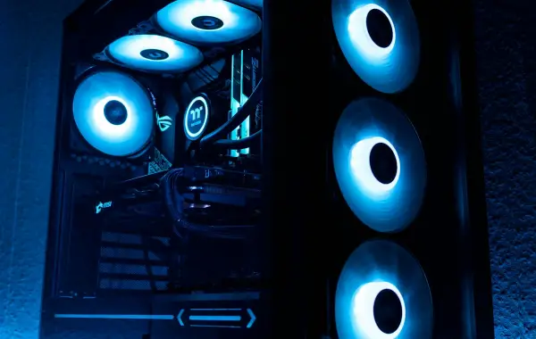Scheda grafica NVIDIA su una scheda madre, hardware per modelli AI