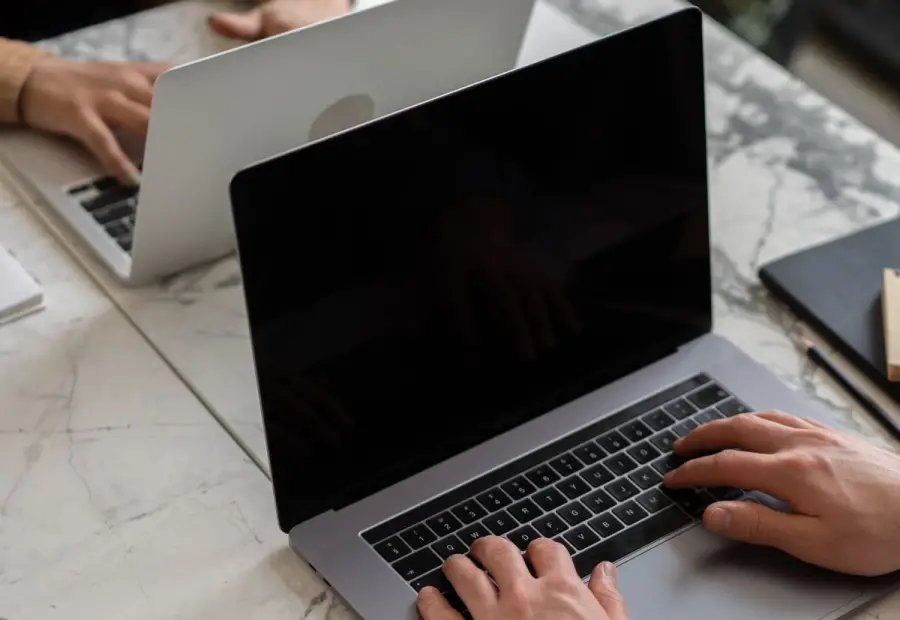 Scrivania di lavoro con taccuino e computer portatile