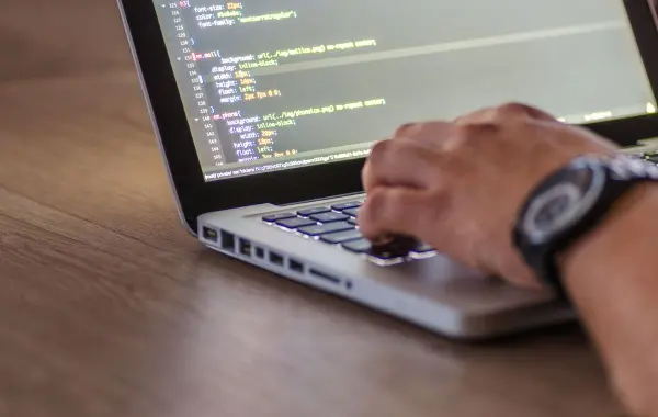 Sviluppatore al lavoro sul codice davanti a un laptop